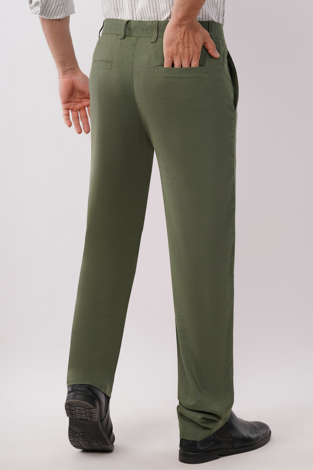 Linen blend trousers for men in olive green – lightweight summer pants with durable viscose mix, modern straight fit for work and weekend. With extra comfortable and durable pockets.