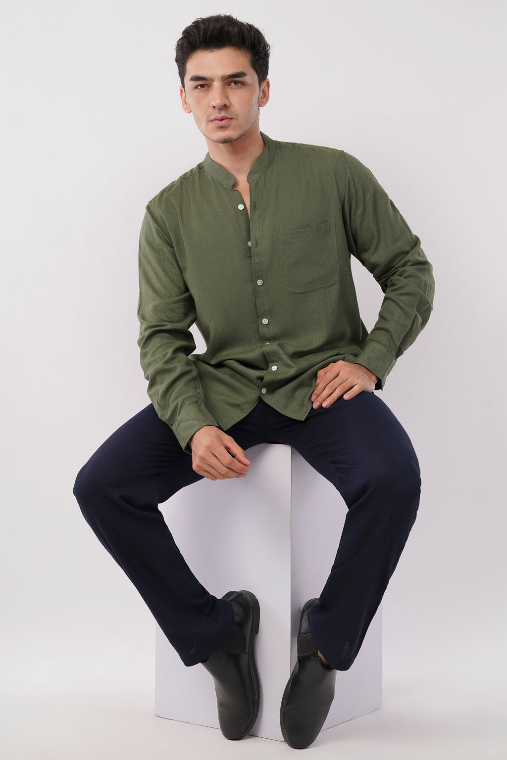 Men’s casual summer trousers – dark blue or navy blue linen blend pants styled with shirt, versatile for office, travel, or evening wear.